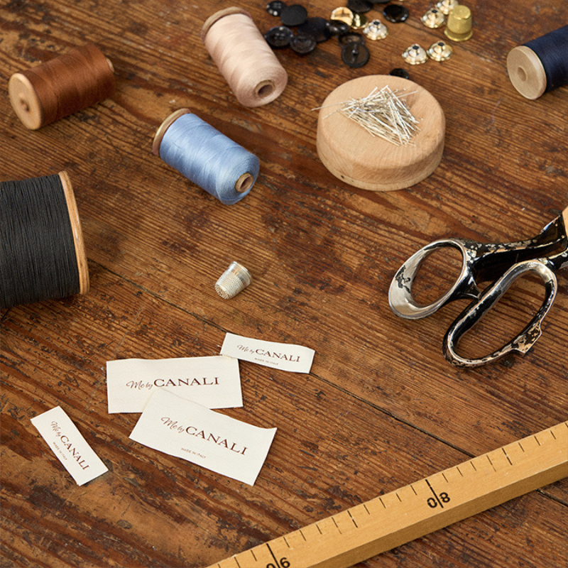 Zakažite Vaš termin sa profesionalnim italijanskim krojačem i kreirajte odela, pantalone, sako ili košulju po meri.
