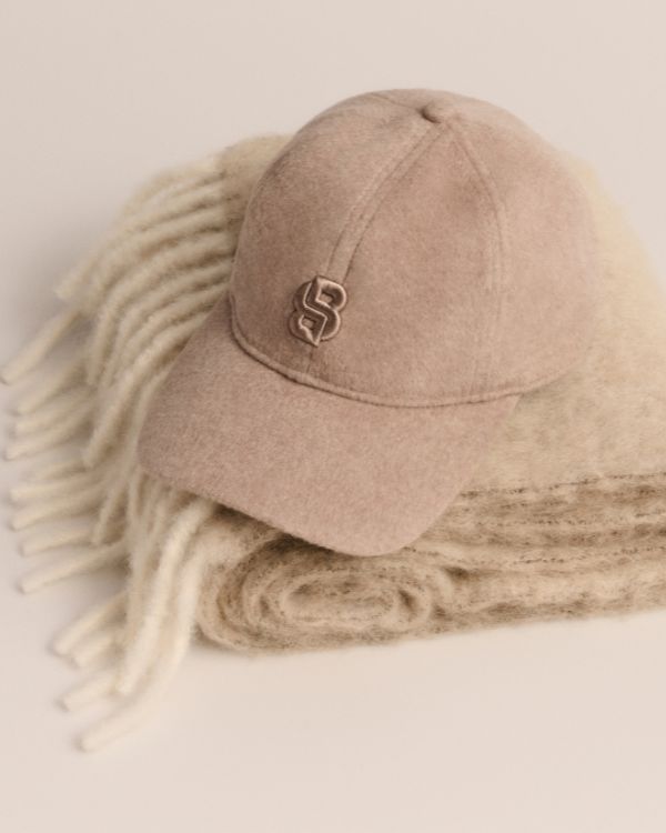 Veliki izbor ženskih kapa, šalova i rukavica