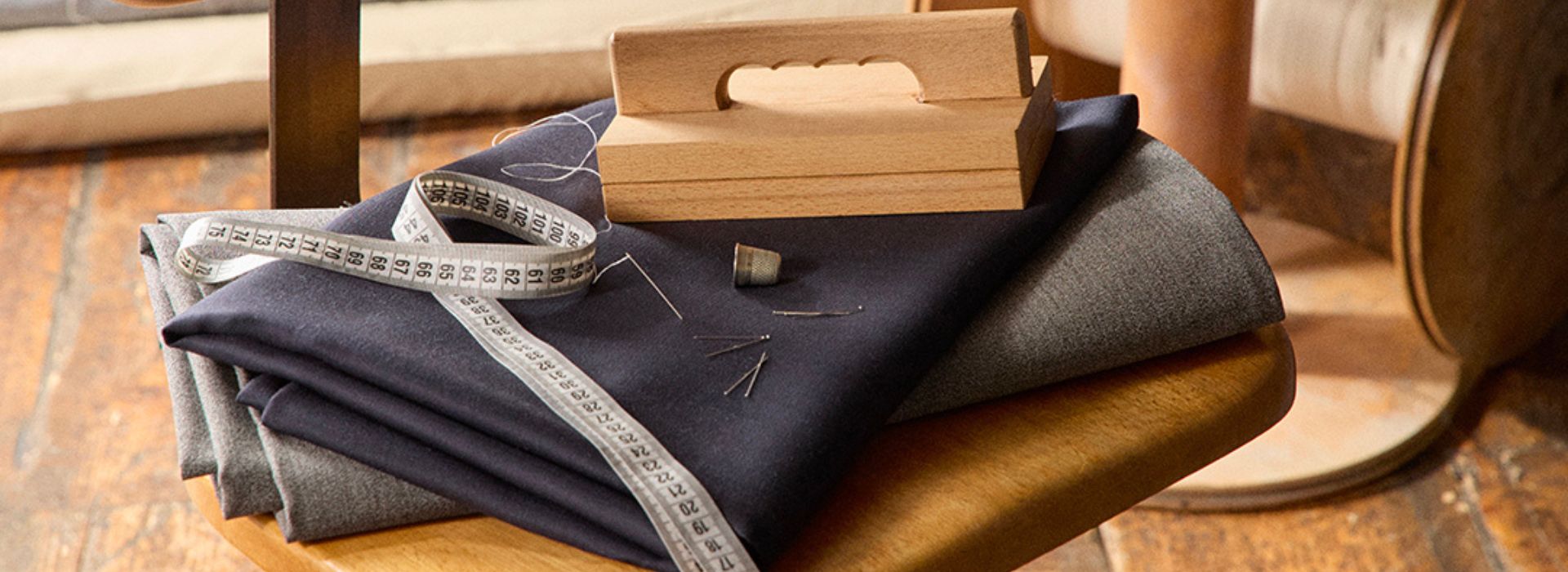 Zakažite Vaš termin sa profesionalnim italijanskim krojačem i kreirajte odela, pantalone, sako ili košulju po meri.